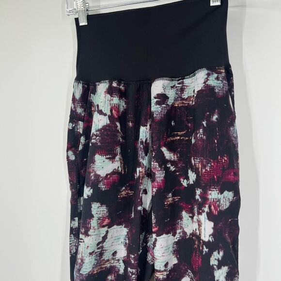 Lululemon Tranquil Crop High Rise Joggers Kara Blossom Multi/Black - Picture 2 of 5